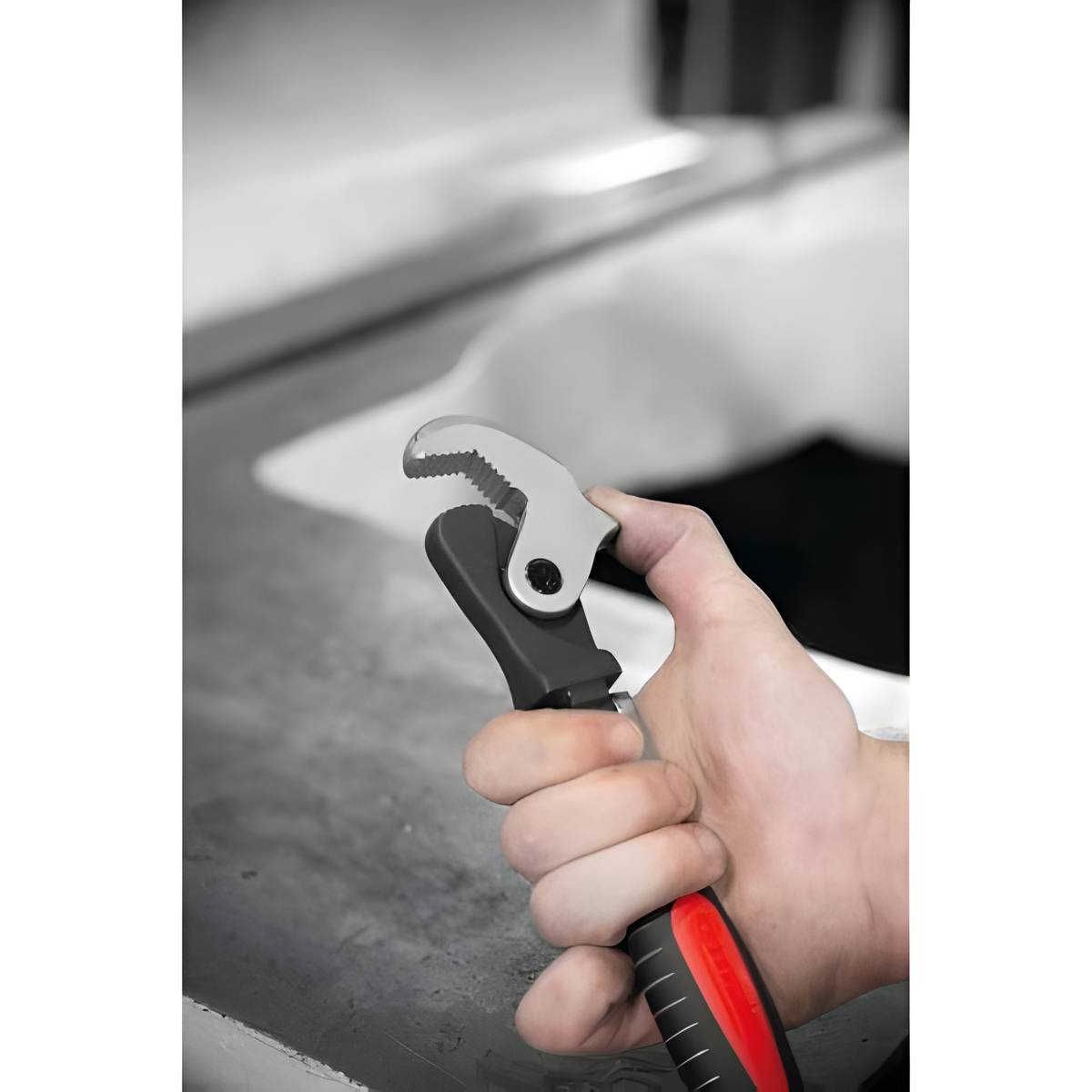 Clé auto-ajustable à effet cliquet chrome-vanadium