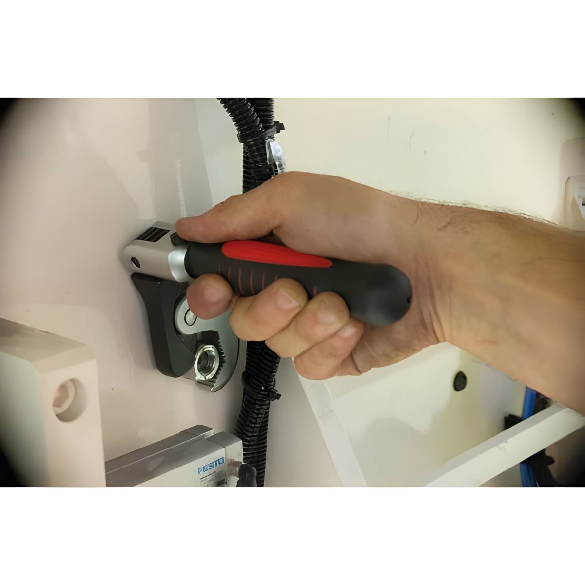 Clé auto-ajustable à effet cliquet chrome-vanadium