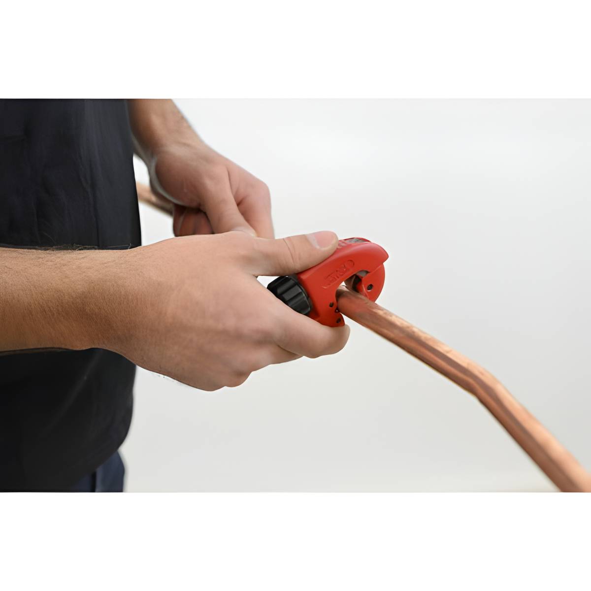 Mini coupe-tube cuivre sur carte pour plombier