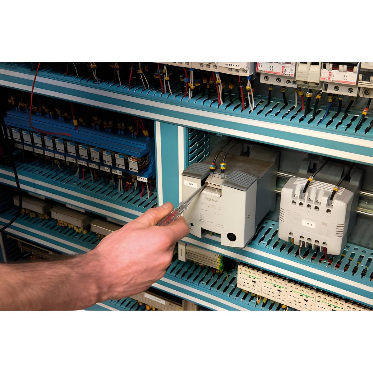 Tournevis testeur de tension isolé 1000 V sur carte