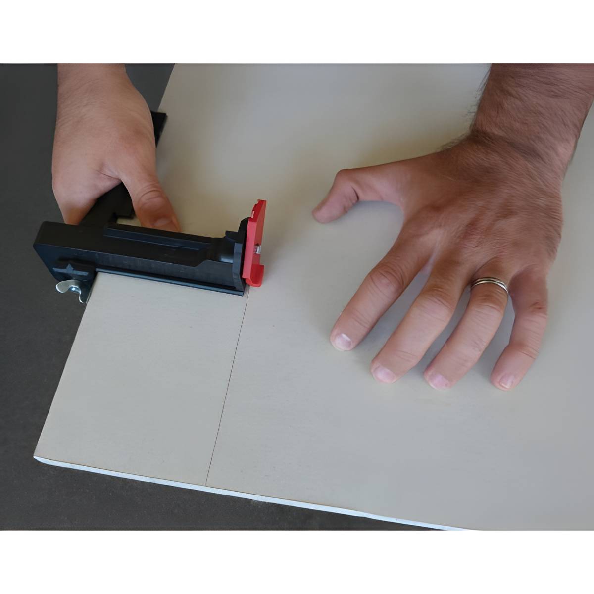 Trusquin de plaquiste pour coupes et traçages