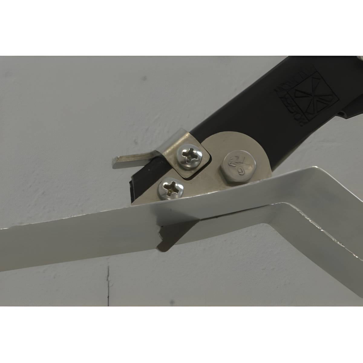 Cisaille grignoteuse pour métal jusqu’à 1,2 mm