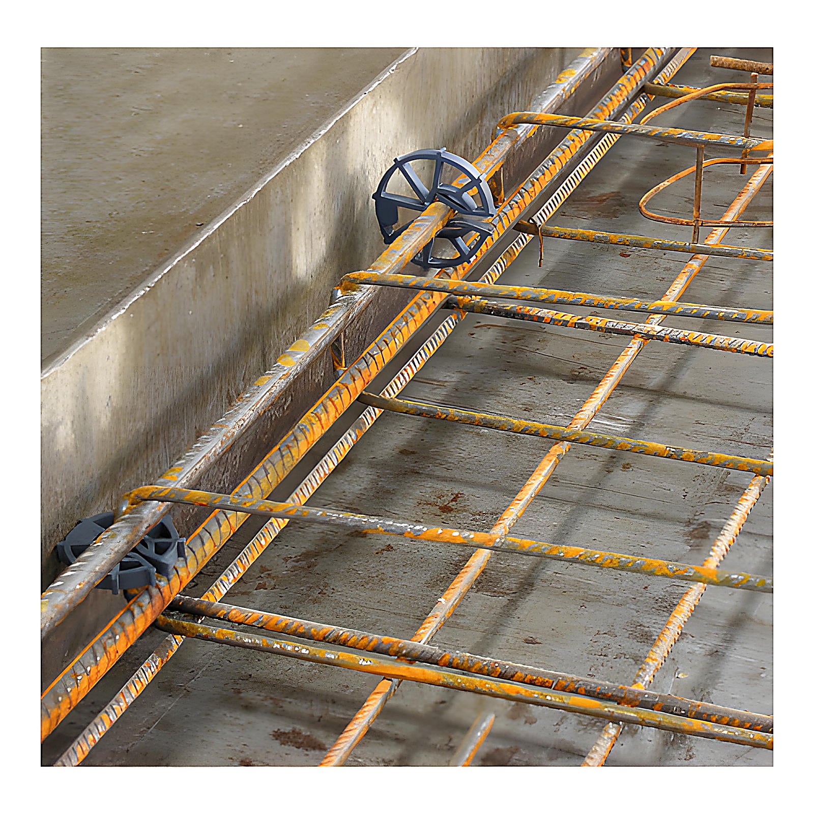 Cale à béton pour maintien armatures maçon