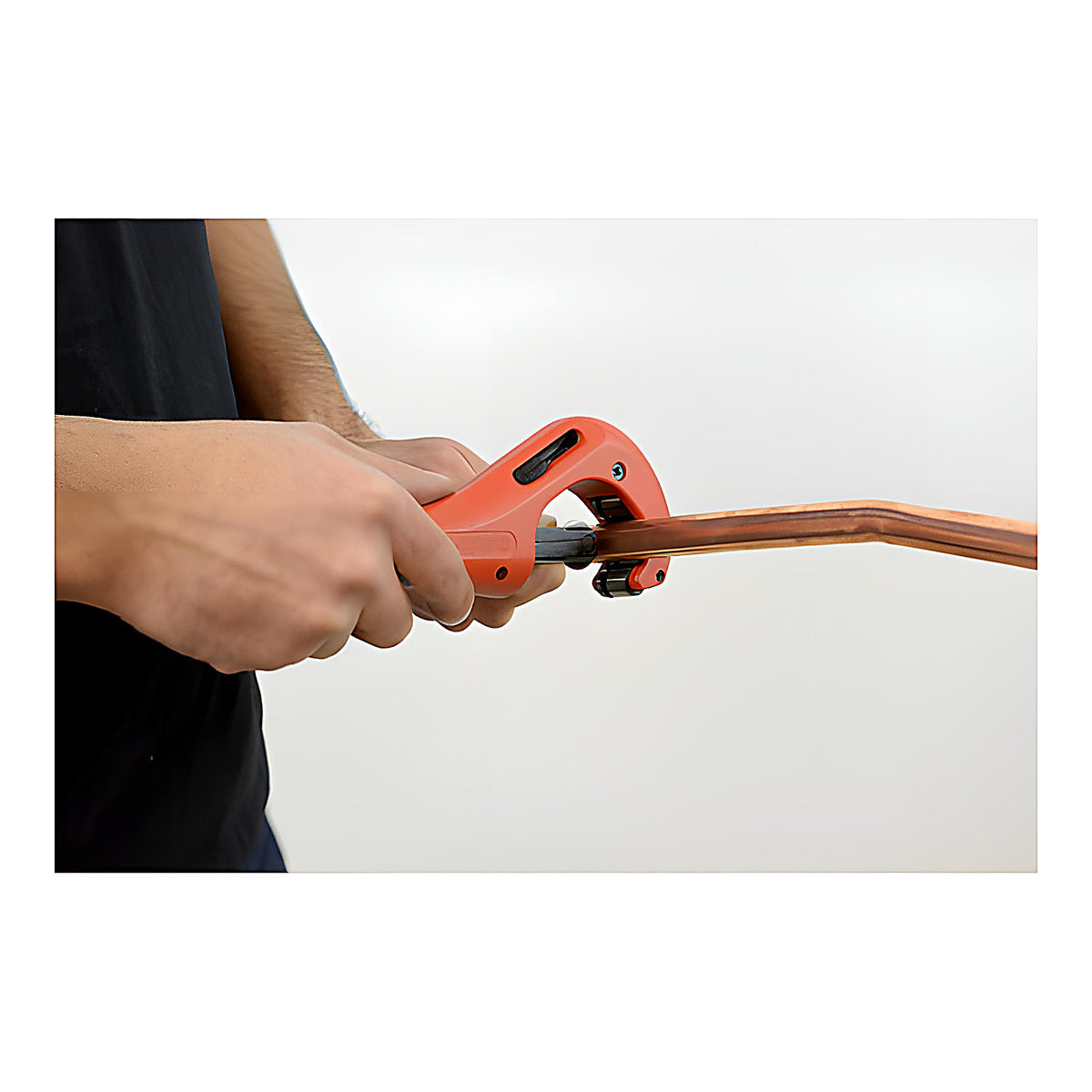 Coupe-tube télescopique cuivre sur carte plombier