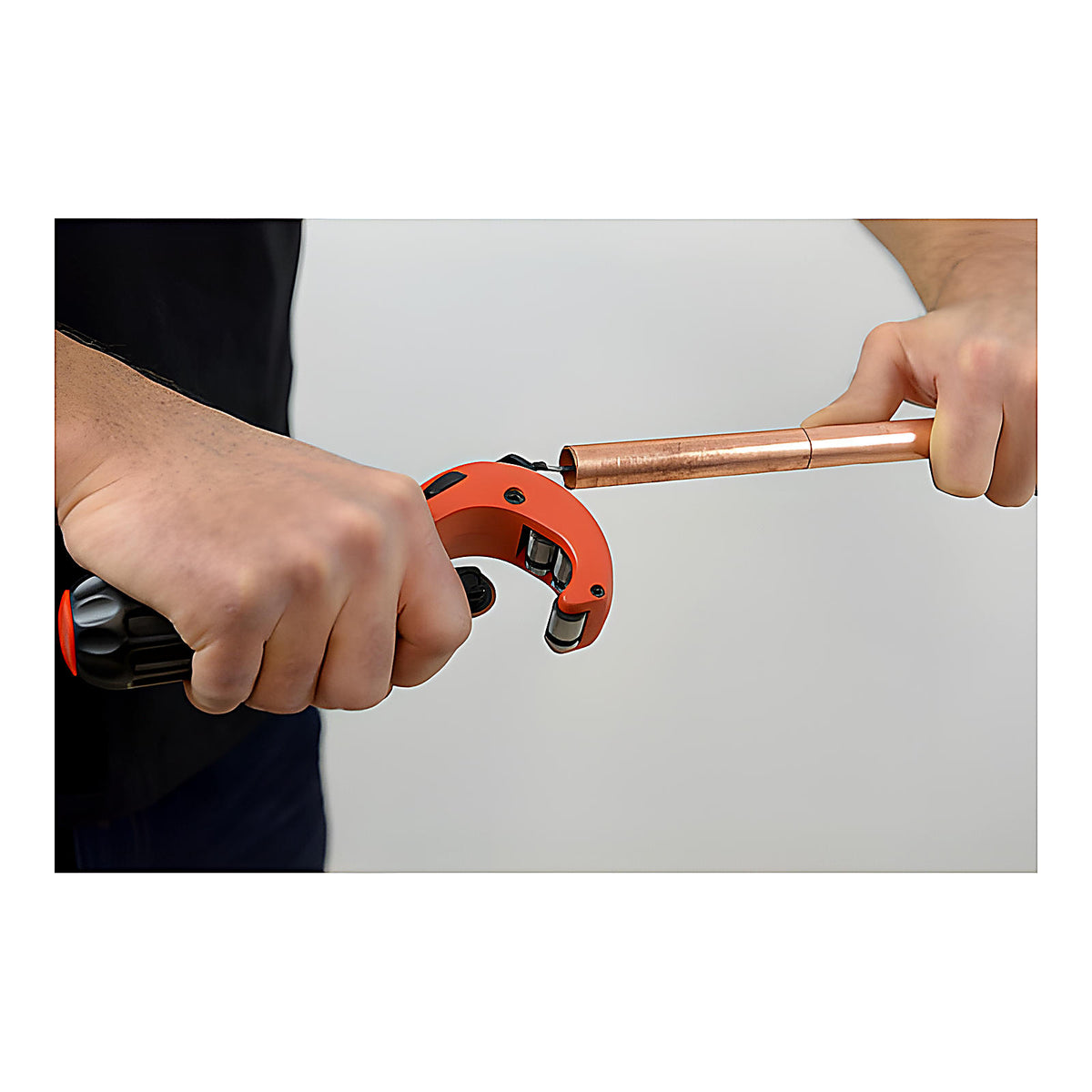 Coupe-tube télescopique cuivre sur carte plombier
