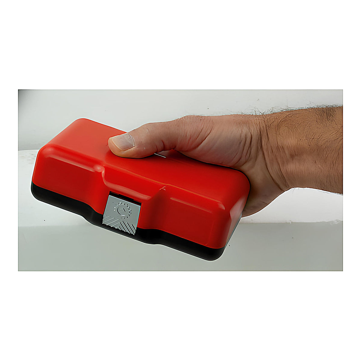 Coffret Minimax 1/4” compact tient dans la main