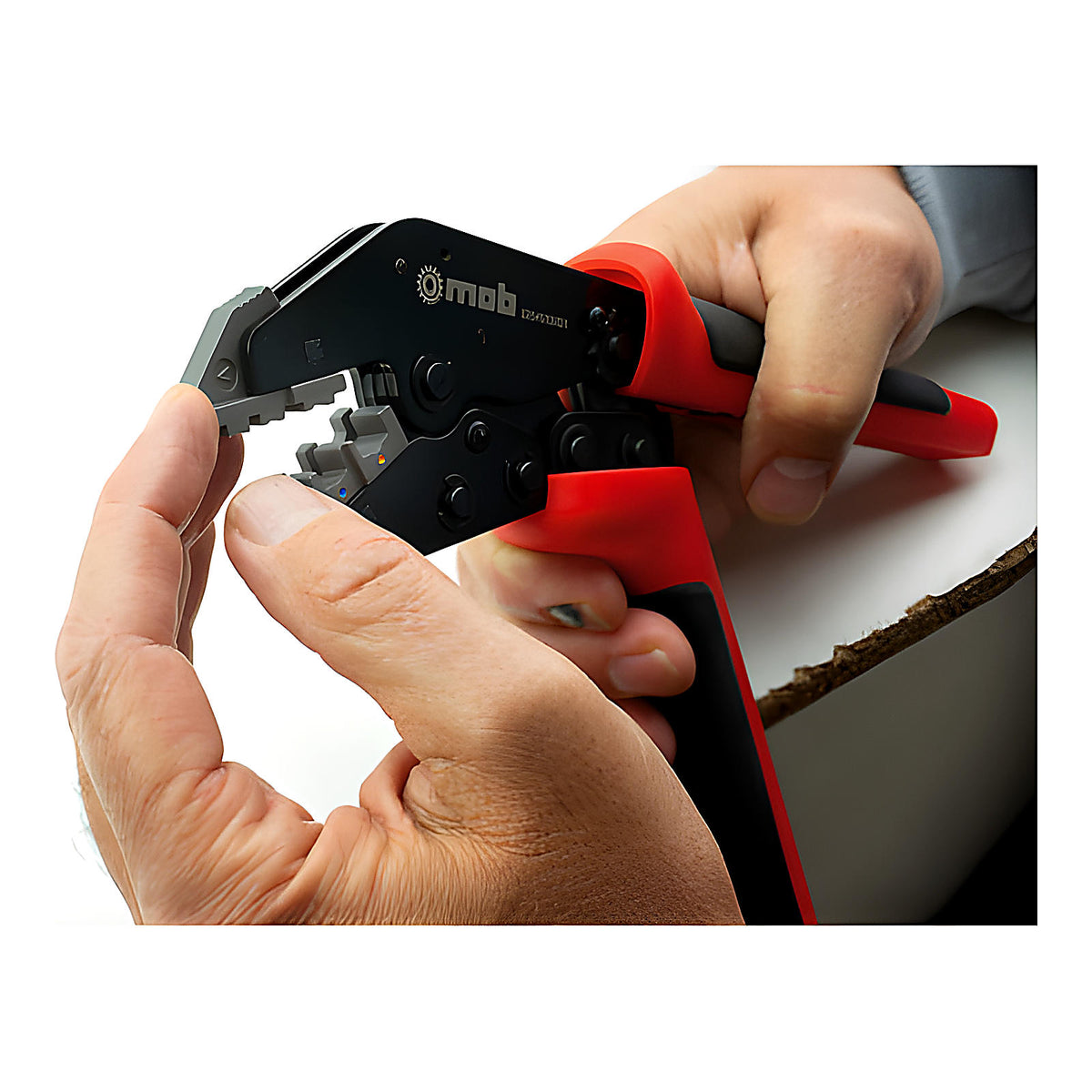 Coffret sertissage multi-fonction pour cosses électricien