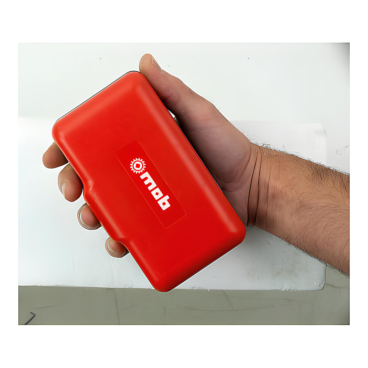 Coffret Minimax 1/4” compact tient dans la main