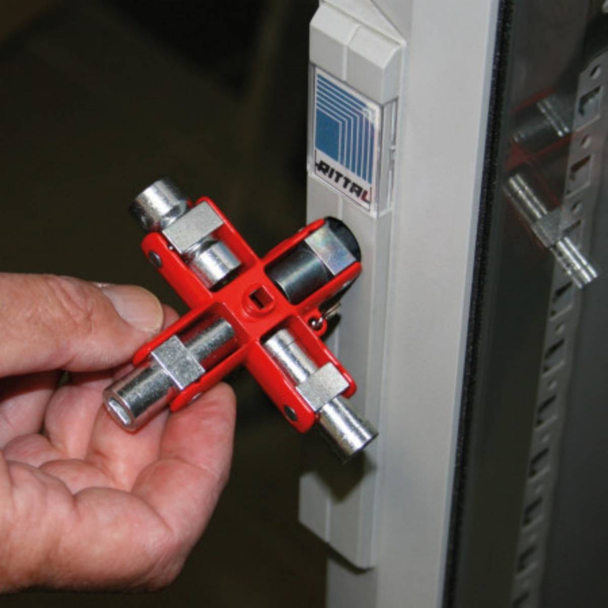 Clé universelle 9 en 1 pour armoire électrique sur carte